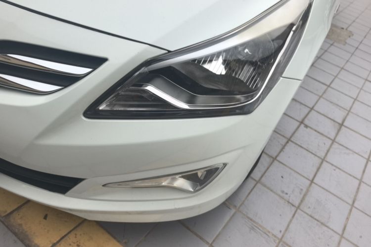 现代 瑞纳 2016款 1.4L 手动智能型GLS局部细节36