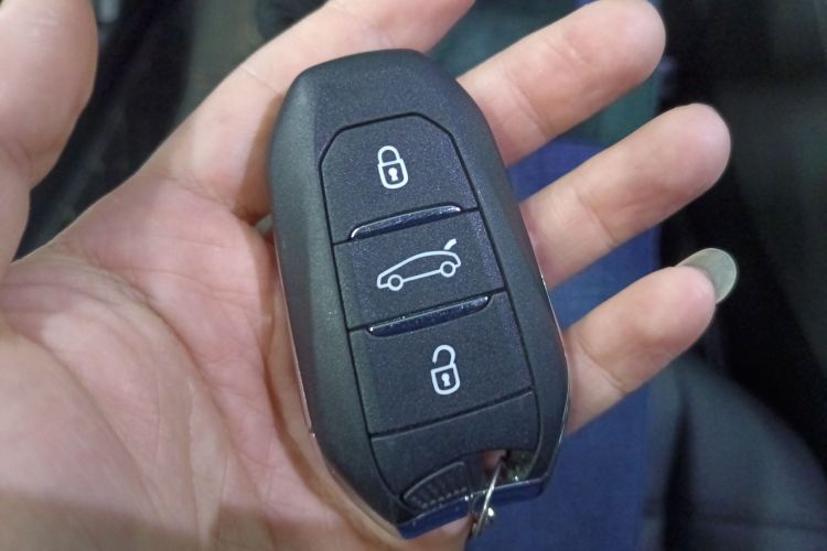 雪铁龙 凡尔赛C5 X 2023款 1.6T 势不凡中控内饰7001