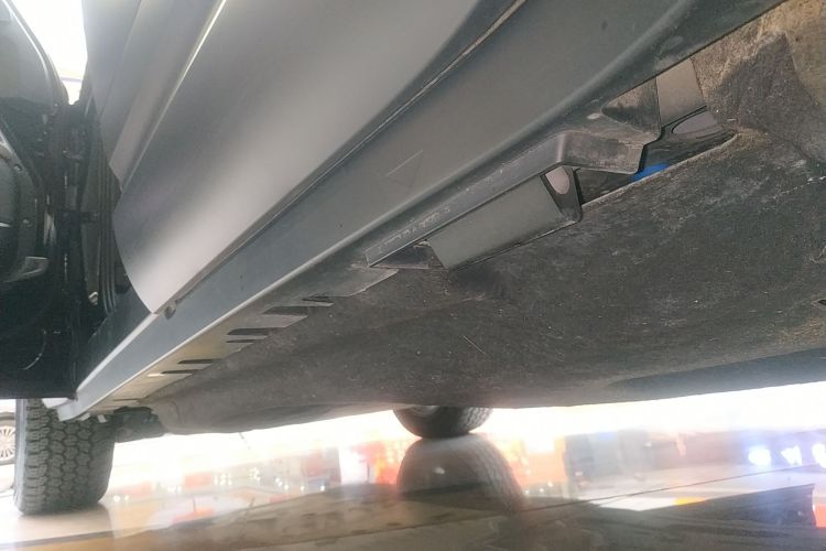 路虎卫士 2024款 110 3.0T P400 暗黑特别版局部细节9002