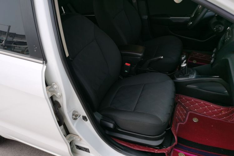 起亚K2 2015款 三厢 1.4L MT GLS局部细节41