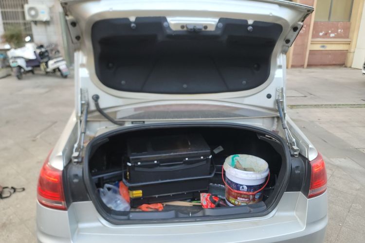 雪铁龙 世嘉 2013款 三厢 1.6L 手动品尚型机舱底盘23