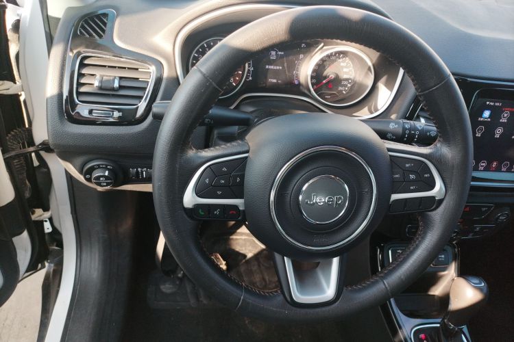 Jeep 指南者 2020款 220T 自动领先版中控内饰13