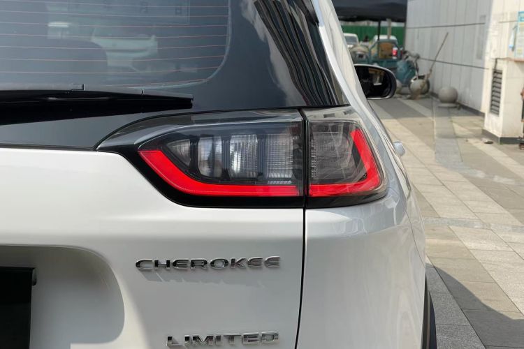 Jeep 自由光 2019款 2.0T 两驱智享版 国VI车身外观9