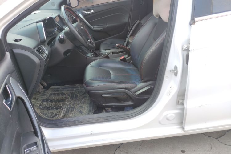 奇瑞 艾瑞泽5 2017款 1.5L CVT领潮版中控内饰19