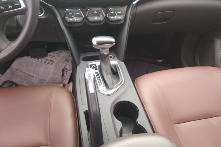 广汽传祺 传祺GS4 2015款 200T G-DCT精英版中控内饰18