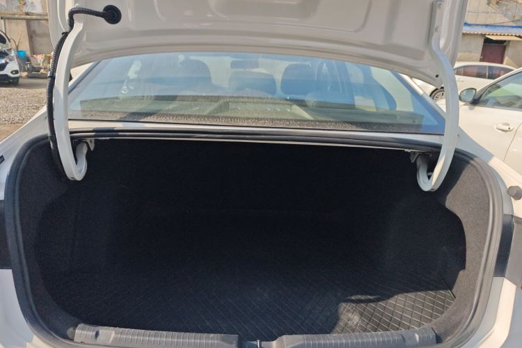 大众 朗逸 2022款 1.5L 自动风尚版机舱底盘23