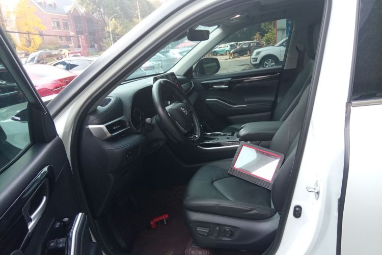 丰田 汉兰达 2022款 双擎 2.5L 两驱尊贵版 7座局部细节19