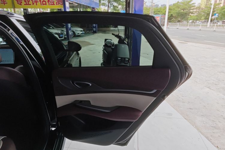 比亚迪 海豹 2023款 DM-i 1.5T 121km 尊荣型中控内饰45