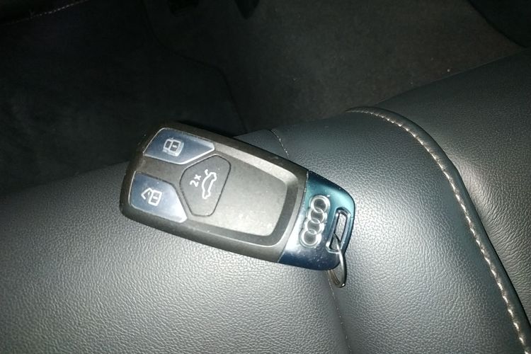 奥迪A4L 2024款 40 TFSI quattro RS套件燃速型中控内饰7001