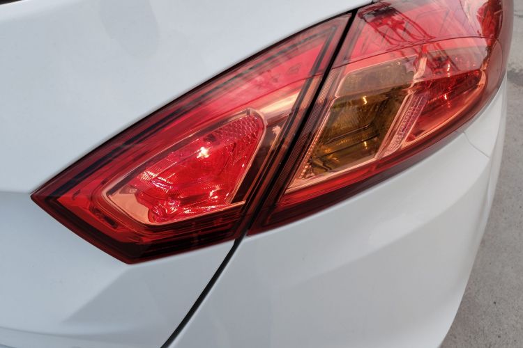 长安 逸动 2016款 XT 1.6L 手动俊酷型车身外观9