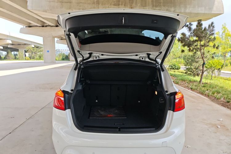 宝马2系旅行车 2018款 218i 时尚型中控内饰23