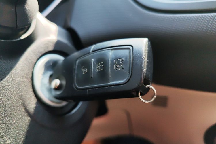 福特 嘉年华 2013款 三厢 1.5L 自动时尚型中控内饰11