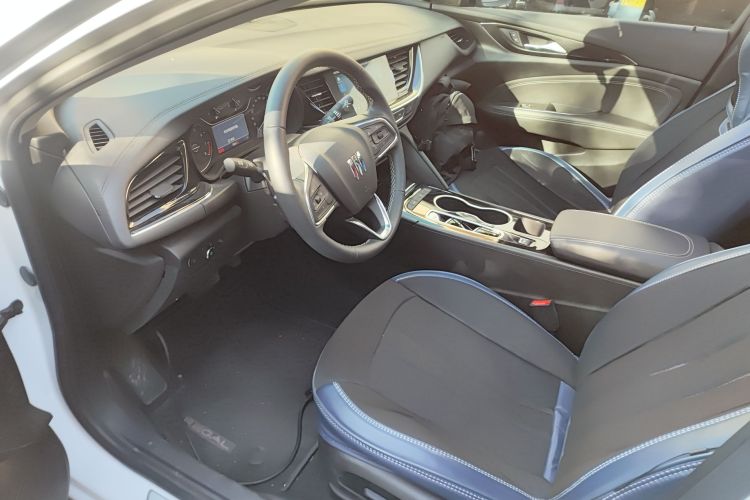 别克 君威 2024款 25T 超享版中控内饰19