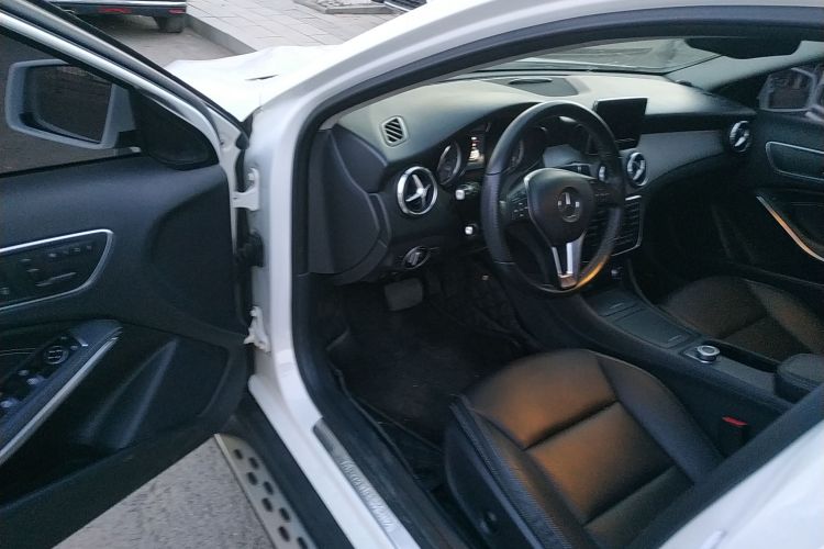 奔驰GLA 2015款 GLA 200 动感型中控内饰20