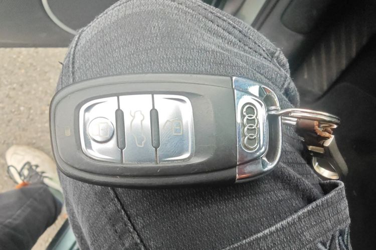 奥迪A4L 2015款 35 TFSI 自动标准型中控内饰11