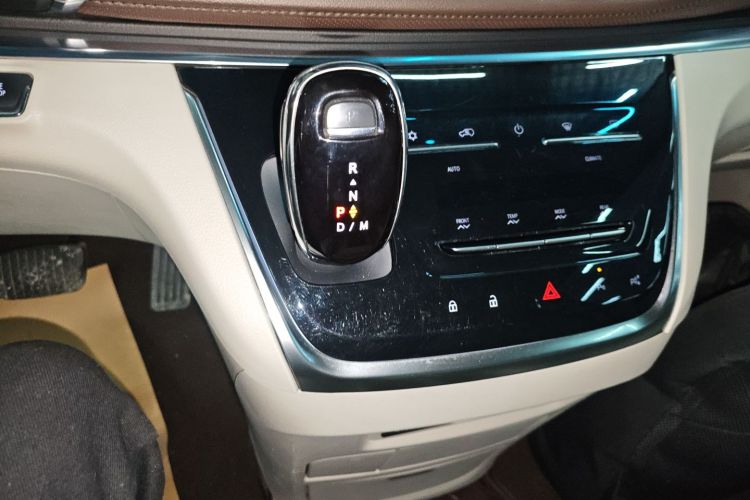 别克GL8 2021款 陆上公务舱 652T 尊贵型中控内饰18