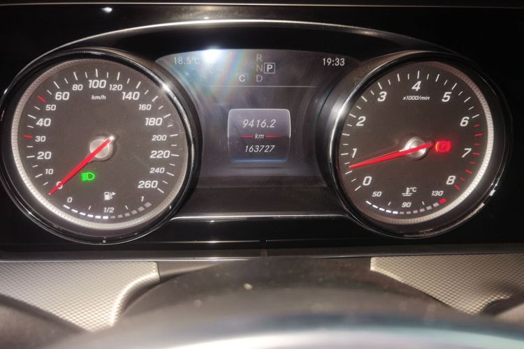 奔驰E级 2017款 改款 E 300 运动型中控内饰15