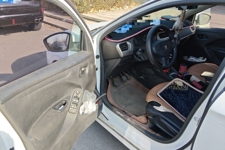 标致301 2016款 1.6L 手动舒适版中控内饰20