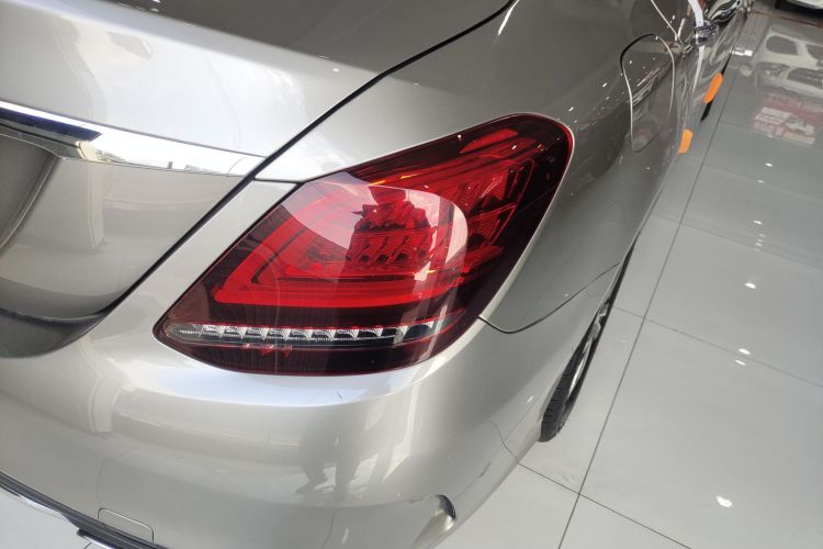 奔驰C级 2019款 C 180 L 时尚型运动版车身外观9