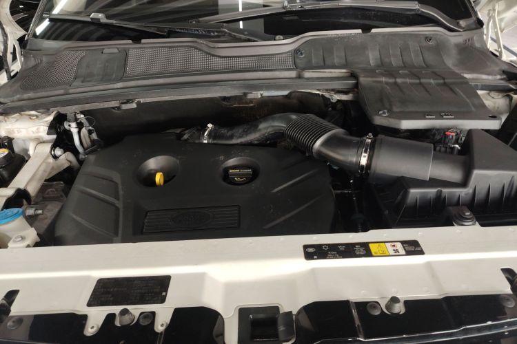 路虎 揽胜极光 2017款 2.0T 英伦锋尚版机舱底盘24