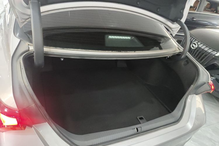 丰田 亚洲龙 2022款 双擎 2.5L XLE尊贵版机舱底盘23