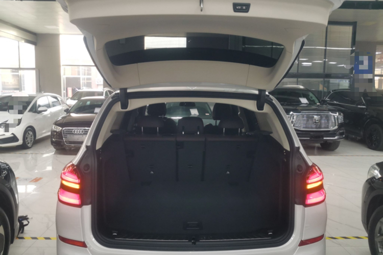 宝马X3 2020款  xDrive30i 领先型 M运动套装机舱底盘23