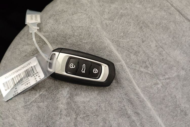 吉利银河 熊猫 2025款 210km 元气熊中控内饰7001