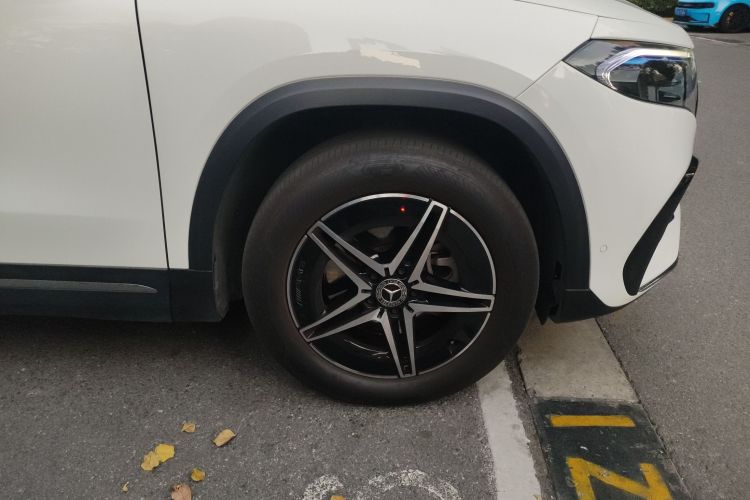 奔驰EQA 2022款 EQA 300 4MATIC 首发特别版车身外观10