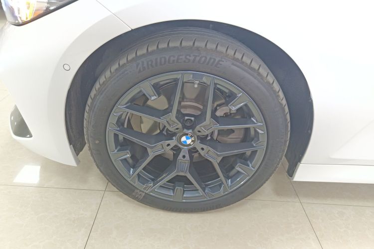 宝马3系 2025款 330Li M运动曜夜套装车身外观6007