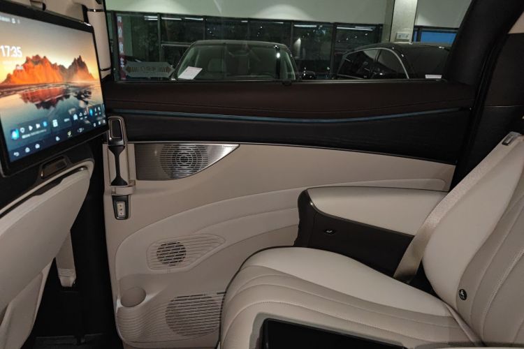 腾势D9 2024款 DM-i 980 四驱旗舰型中控内饰45