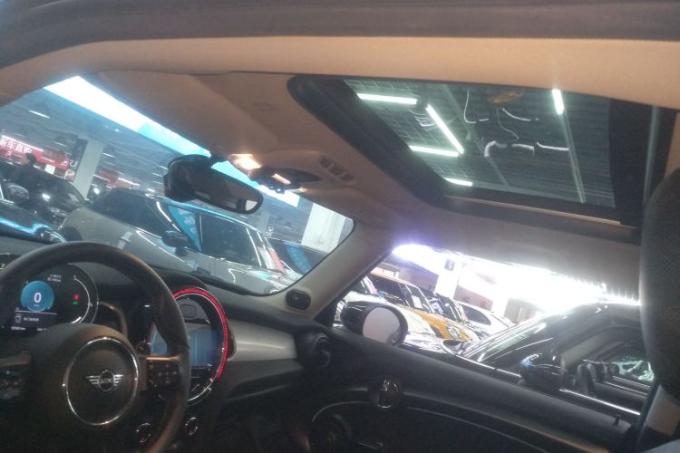 MINI 2023款 2.0T COOPER S 艺术家中控内饰22