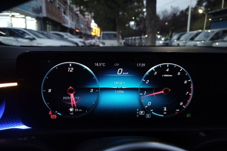 奔驰A级 2021款 A 200 L 运动轿车动感型中控内饰14