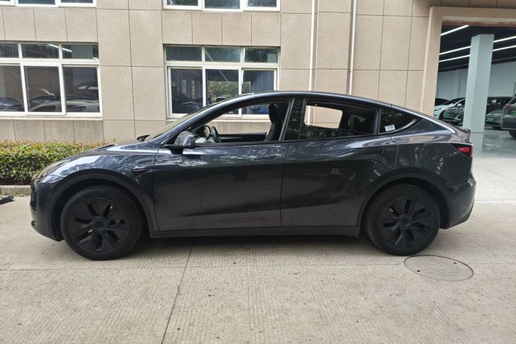 特斯拉 Model Y 2024款 长续航全轮驱动版车身外观4