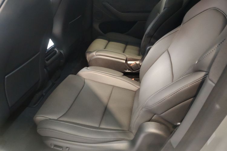 特斯拉 Model Y L 2025款 长续航全轮驱动版中控内饰21