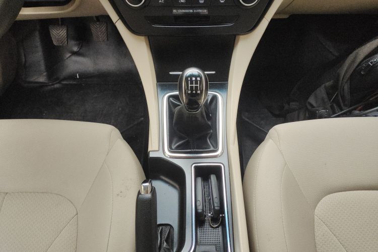 吉利汽车 帝豪 2017款 三厢百万款 1.5L 手动时尚型中控内饰18