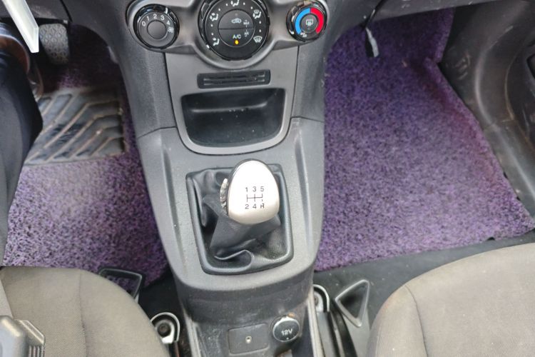 福特 嘉年华 2013款 三厢 1.5L 手动风尚型中控内饰18