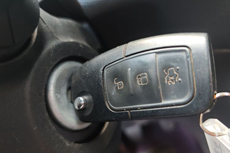 福特 嘉年华 2013款 三厢 1.5L 手动风尚型中控内饰11