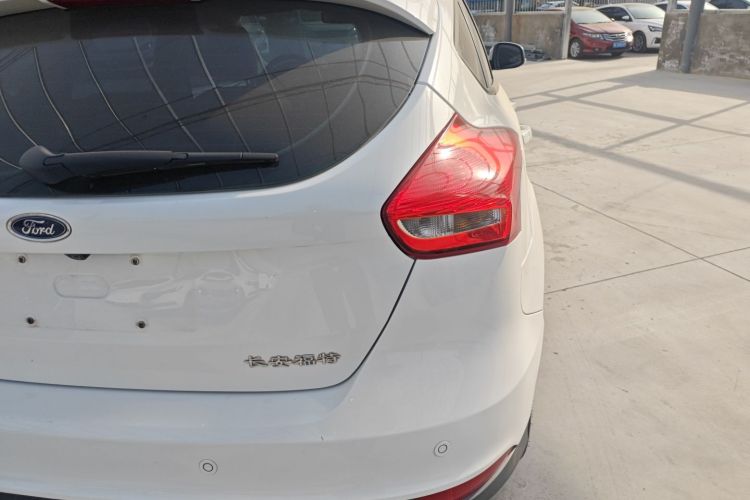 福特 福克斯 2017款 两厢 1.6L 自动风尚型智行版车身外观9