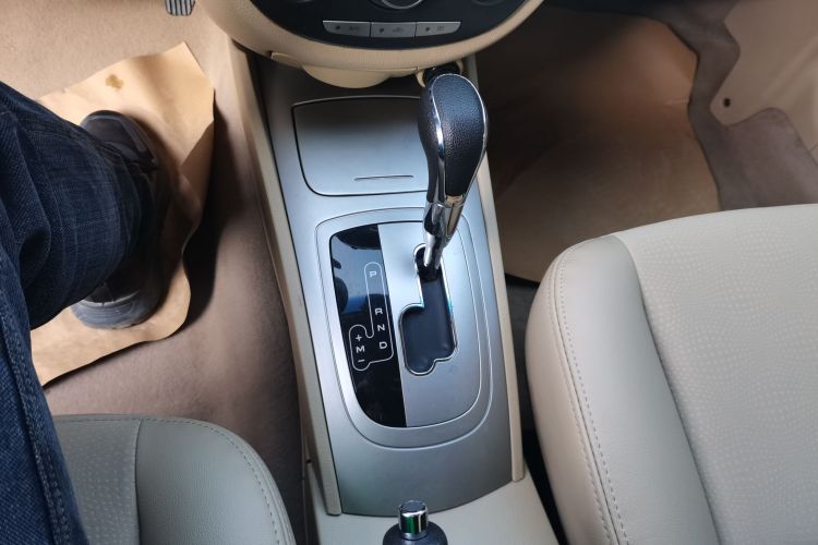 别克 凯越 2013款 1.5L 自动经典型中控内饰18