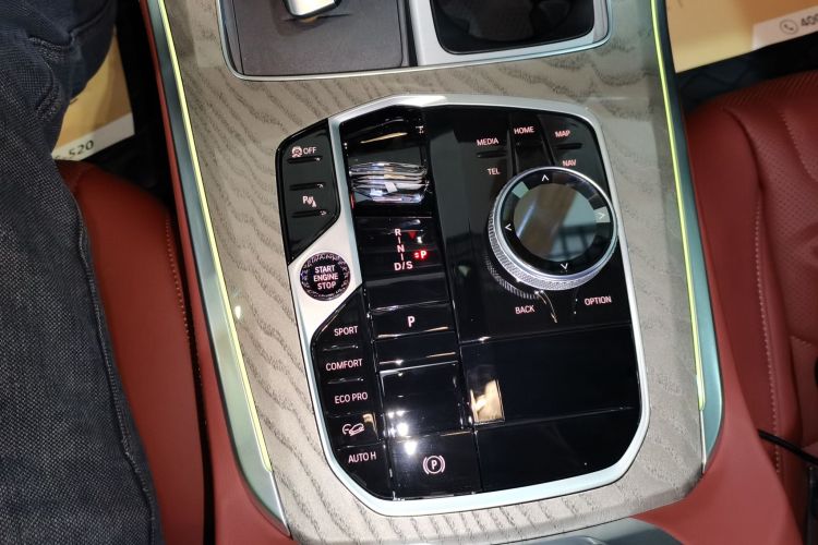 宝马X5 2025款 xDrive 40Li M运动曜夜套装中控内饰18