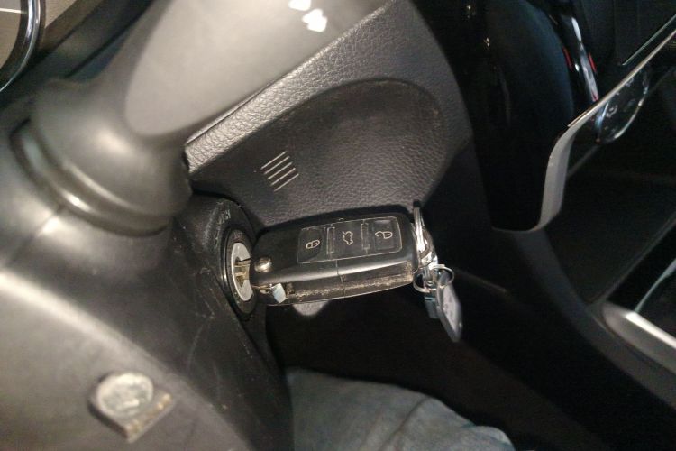 丰田 雷凌 2017款 改款 185T CVT精英版 国V中控内饰11