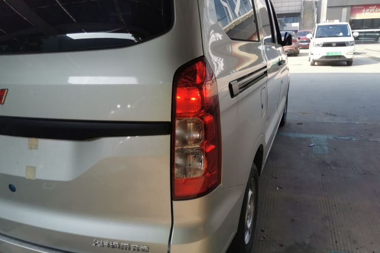 五菱汽车 五菱宏光V 2022款 1.5L劲取版电动助力LAR车身外观9