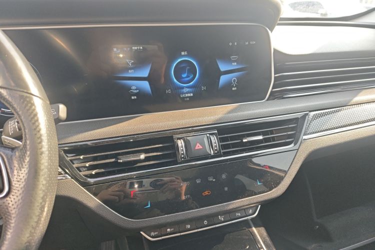 红旗HS5 2022款 2.0T 智联旗领四驱版中控内饰16