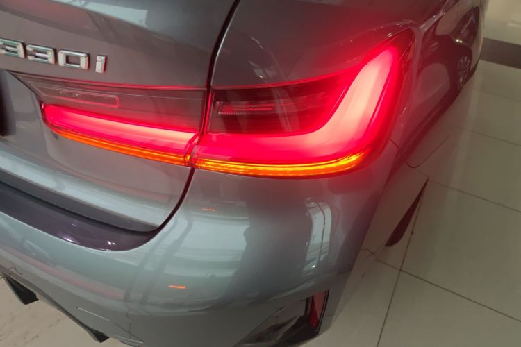 宝马3系 2023款 330i M运动曜夜套装车身外观6006