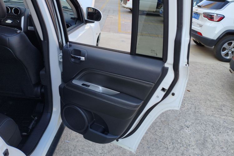 Jeep 指南者(进口) 2014款 改款 2.4L 四驱舒适版中控内饰7006