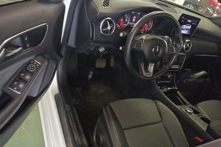 奔驰A级(进口) 2018款 A 200 动感型中控内饰7003