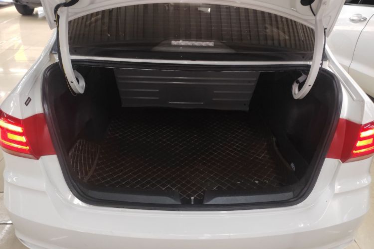 大众 桑塔纳 2021款 1.5L 手动风尚版机舱底盘23