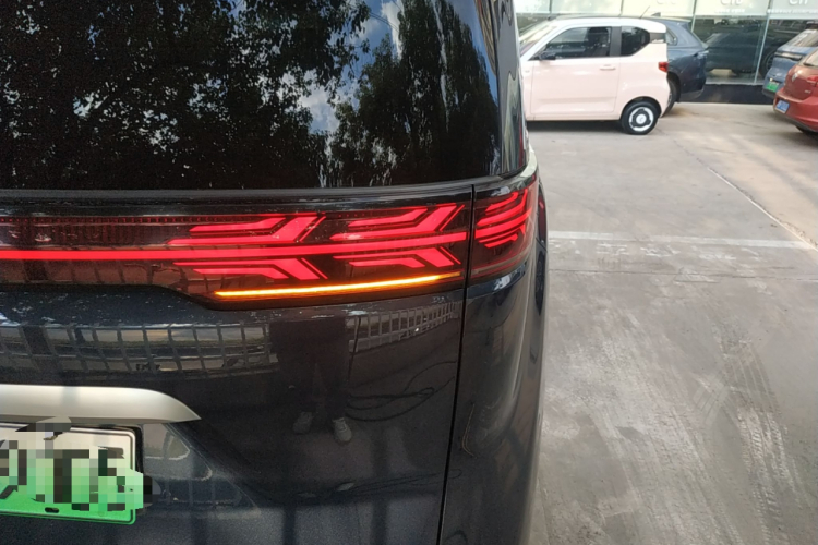 腾势D9 2022款 DM-i 970 四驱尊荣型车身外观9