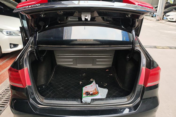 大众 桑塔纳 2013款 1.4L 手动风尚版机舱底盘23