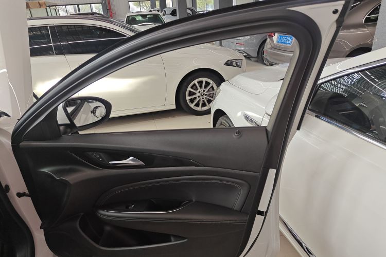 别克 君威 2024款 25T 超享版中控内饰7005